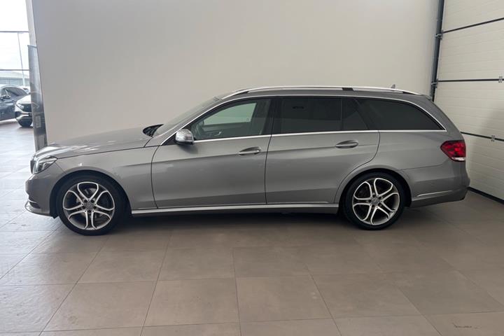 Grå Mercedes E220 fra 2013