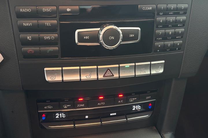 Grå Mercedes E220 fra 2013