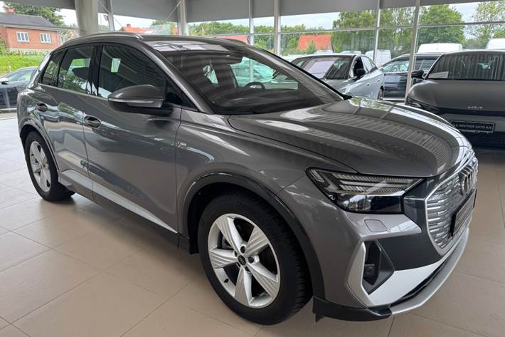 Grå Audi Q4 e-tron fra 2025 set udefra