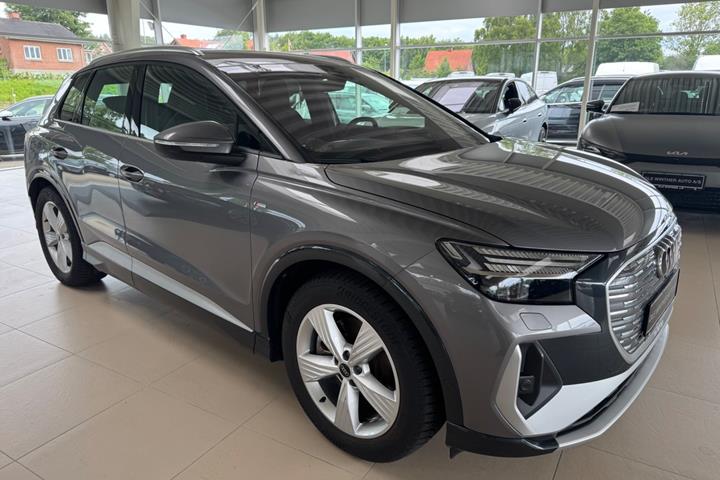 Grå Audi Q4 e-tron fra 2025 set udefra