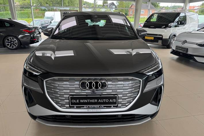 Grå Audi Q4 e-tron fra 2025