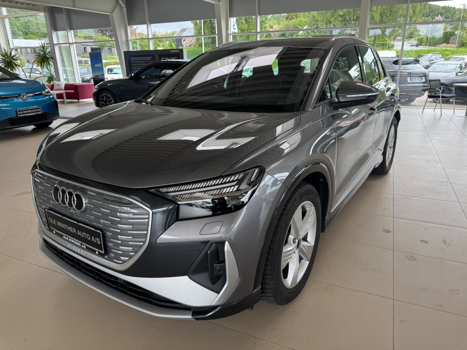 Grå Audi Q4 e-tron fra 2025