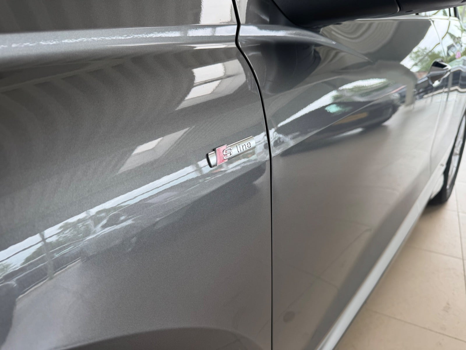 Grå Audi Q4 e-tron fra 2025