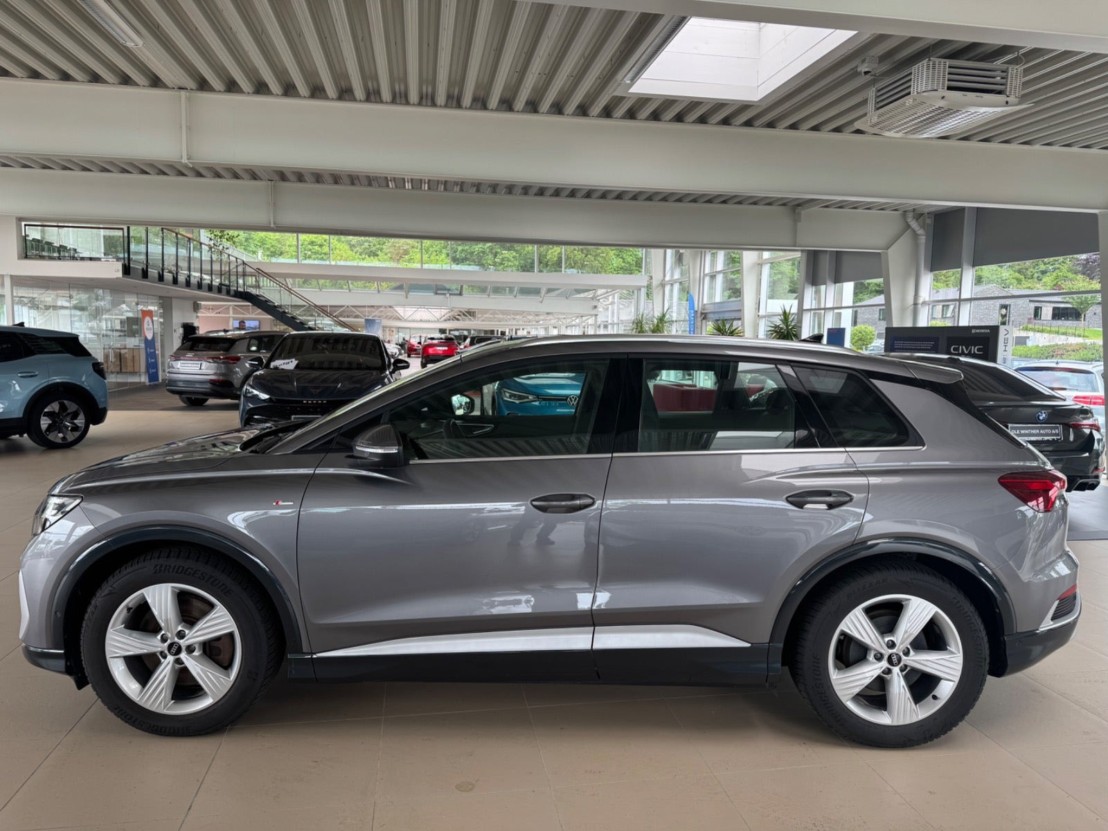 Grå Audi Q4 e-tron fra 2025