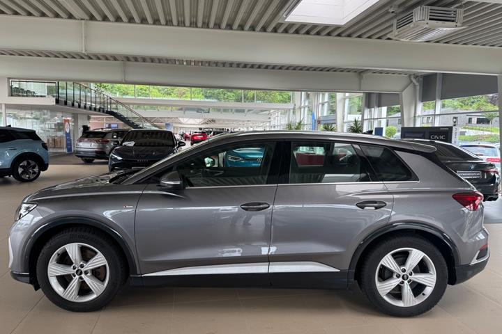 Grå Audi Q4 e-tron fra 2025