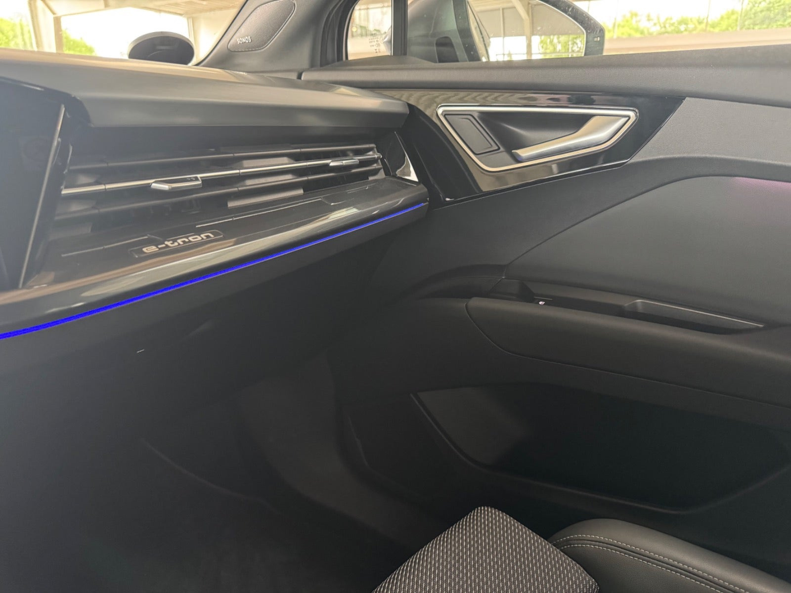 Grå Audi Q4 e-tron fra 2025