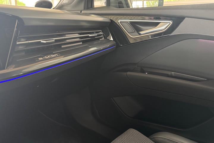 Grå Audi Q4 e-tron fra 2025
