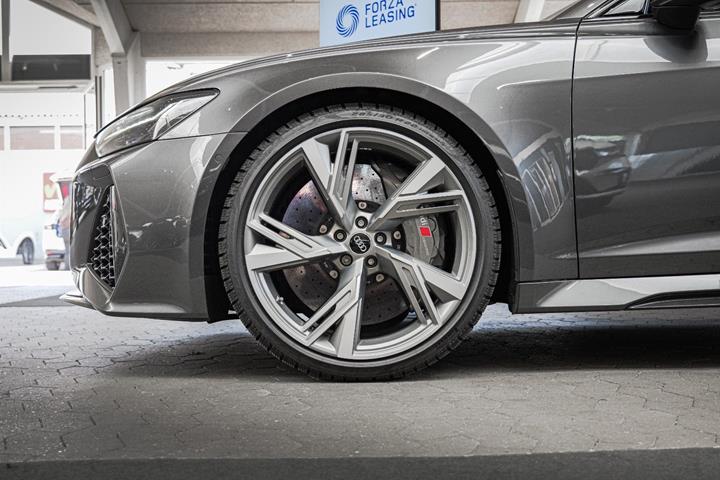 Grå Audi RS6 fra 2020