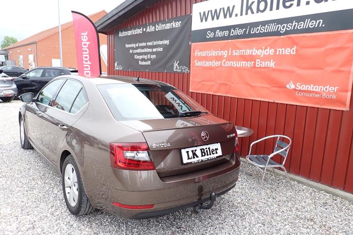 Brun Skoda Octavia fra 2019