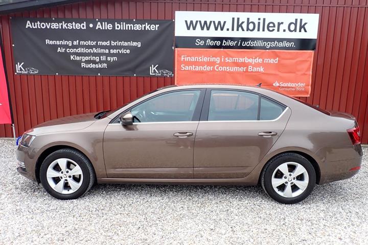Brun Skoda Octavia fra 2019