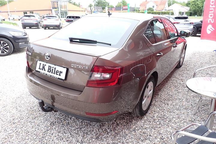 Brun Skoda Octavia fra 2019