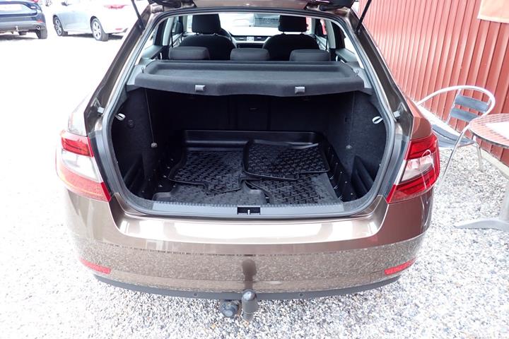 Brun Skoda Octavia fra 2019