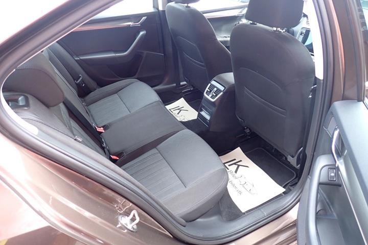 Brun Skoda Octavia fra 2019
