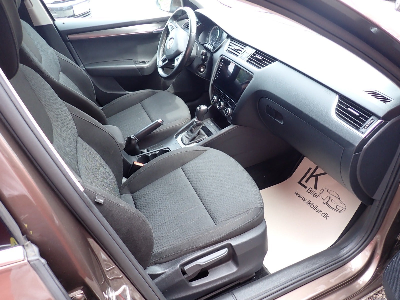 Brun Skoda Octavia fra 2019