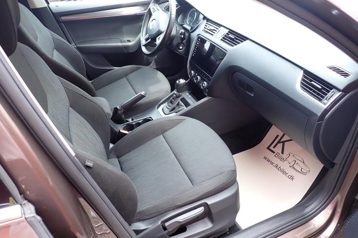 Brun Skoda Octavia fra 2019