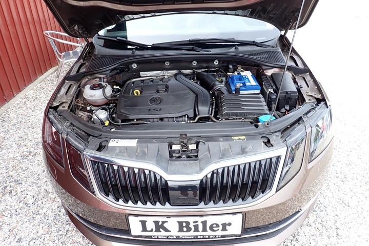Brun Skoda Octavia fra 2019