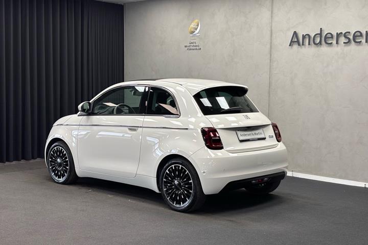 Hvid Fiat 500e fra 2023