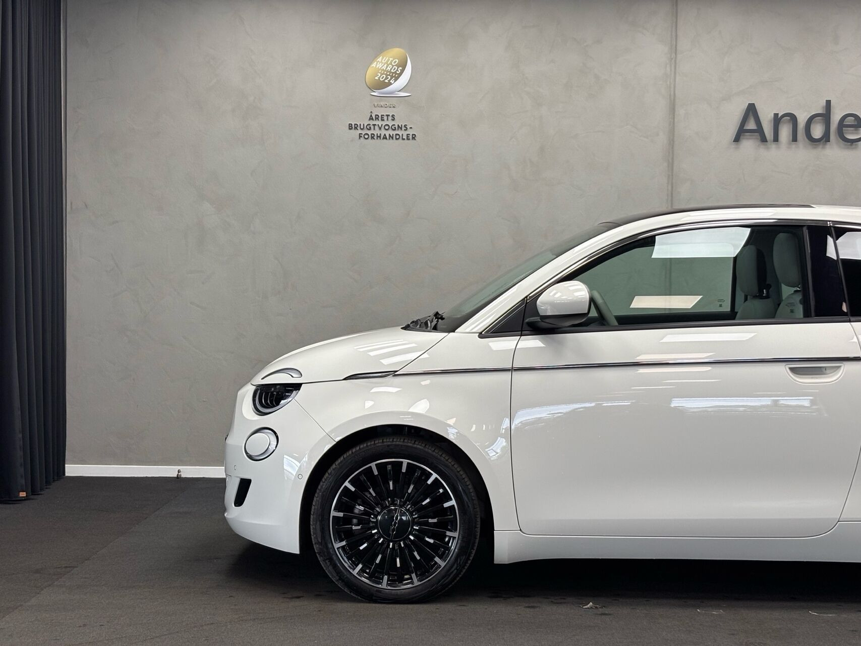 Hvid Fiat 500e fra 2023