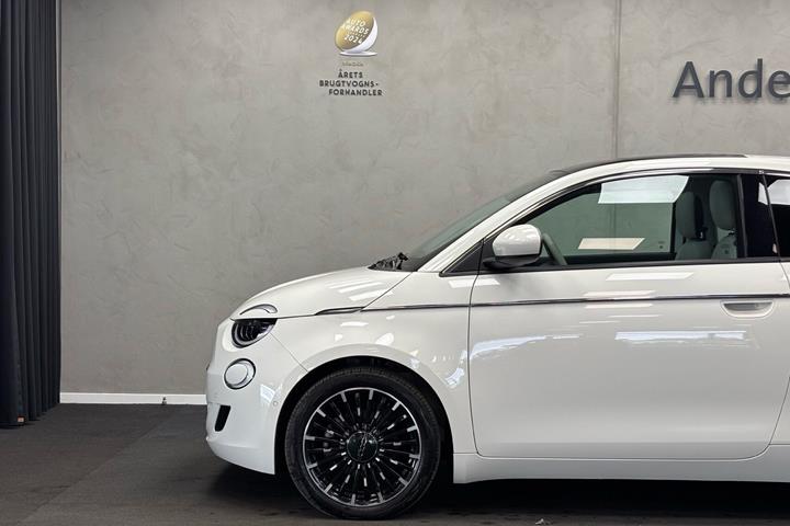 Hvid Fiat 500e fra 2023