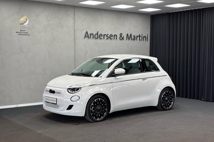 Hvid Fiat 500e fra 2023 set udefra