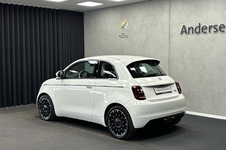 Hvid Fiat 500e fra 2023