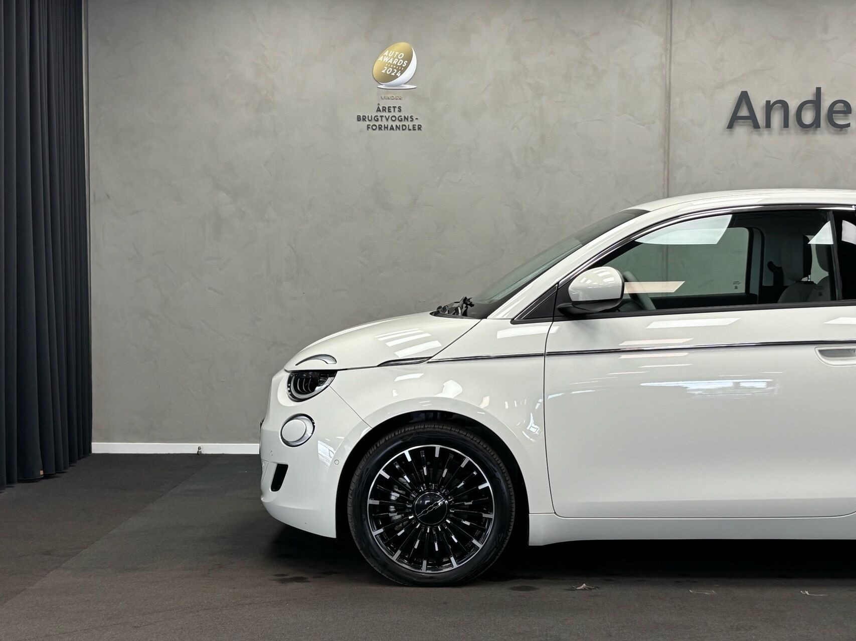 Hvid Fiat 500e fra 2023