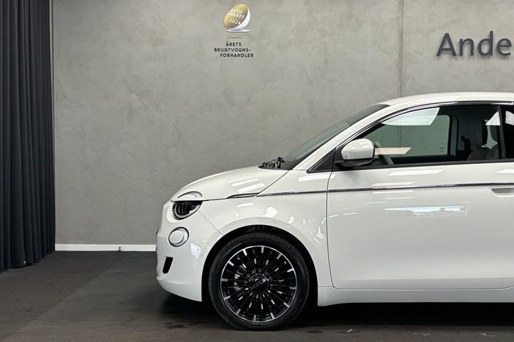 Hvid Fiat 500e fra 2023