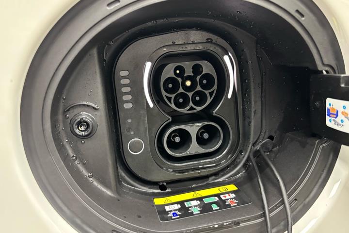 Hvid Fiat 500e fra 2023