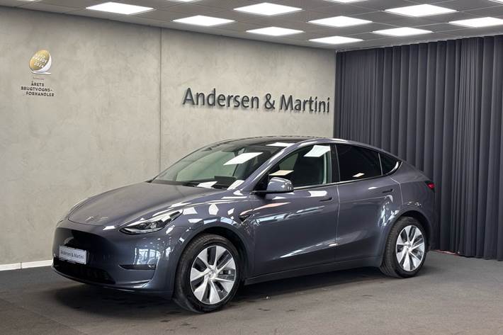 Grå Tesla Model Y fra 2022