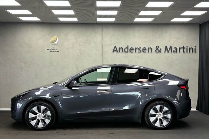 Grå Tesla Model Y fra 2022