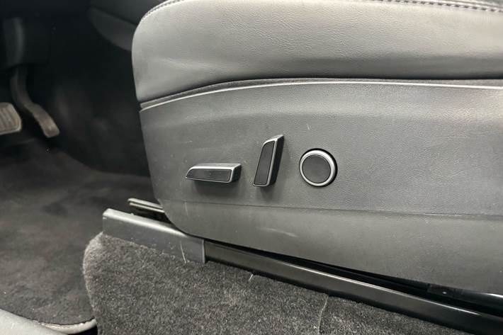 Grå Tesla Model Y fra 2022
