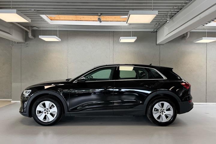 Sort Audi e-tron fra 2022