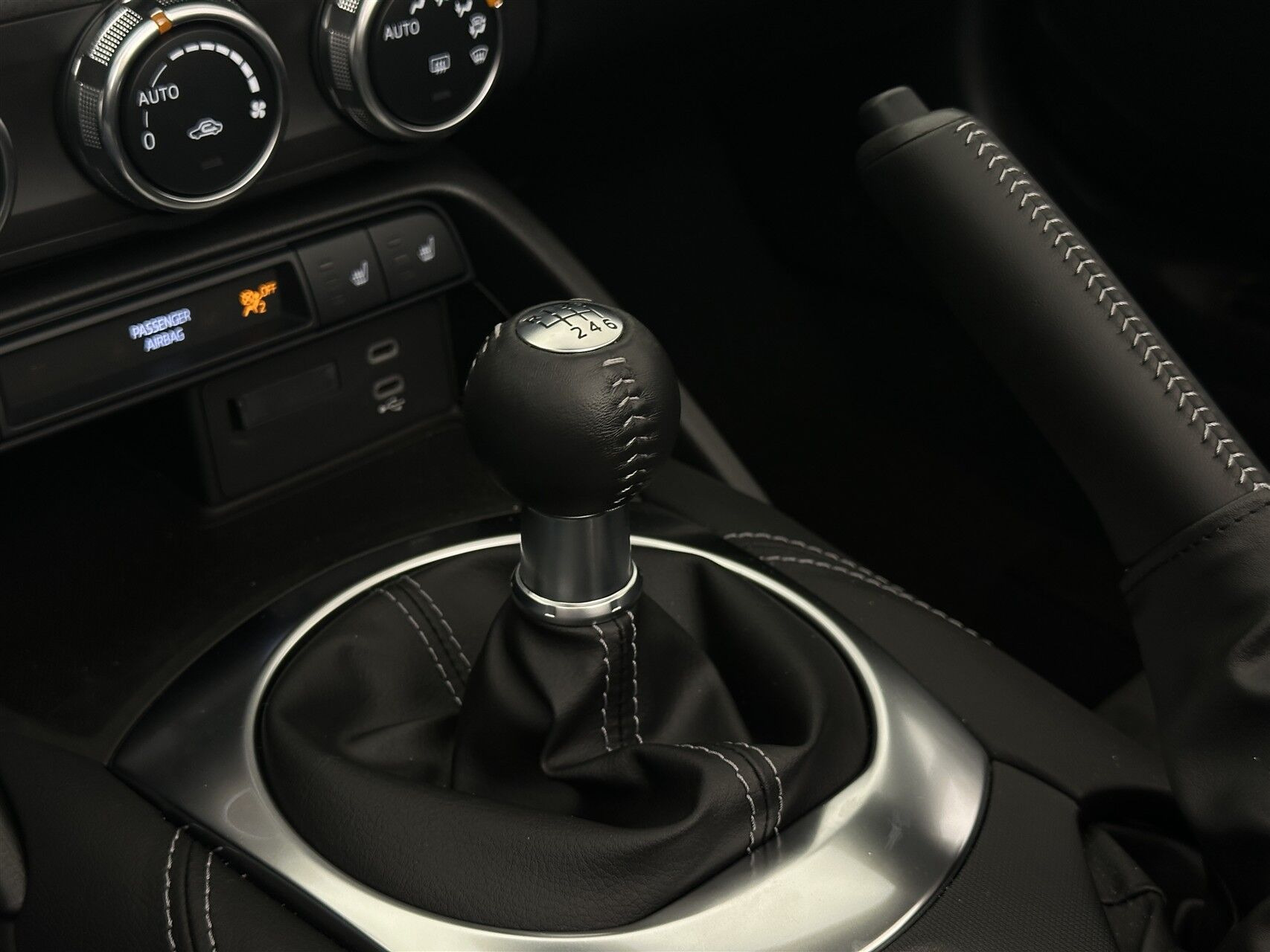 Grå Mazda MX-5 fra 2025