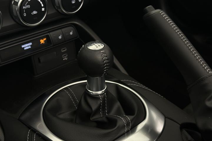 Grå Mazda MX-5 fra 2025