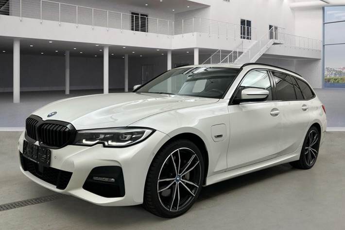 Hvid BMW 330e fra 2022