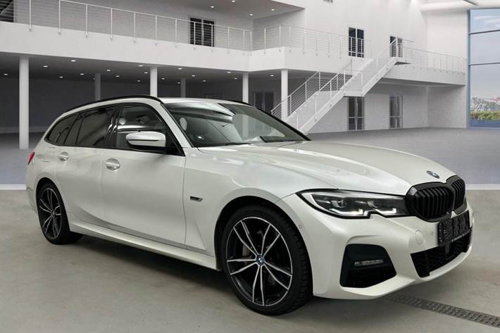 Hvid BMW 330e fra 2022