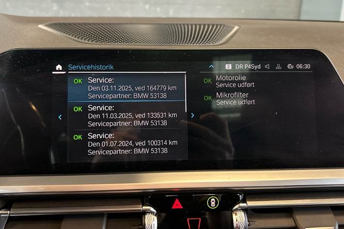 Hvid BMW 330e fra 2022
