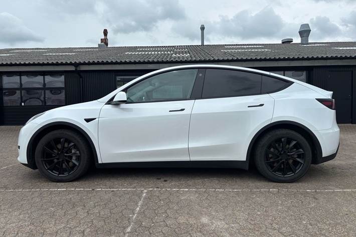 Hvid Tesla Model Y fra 2023