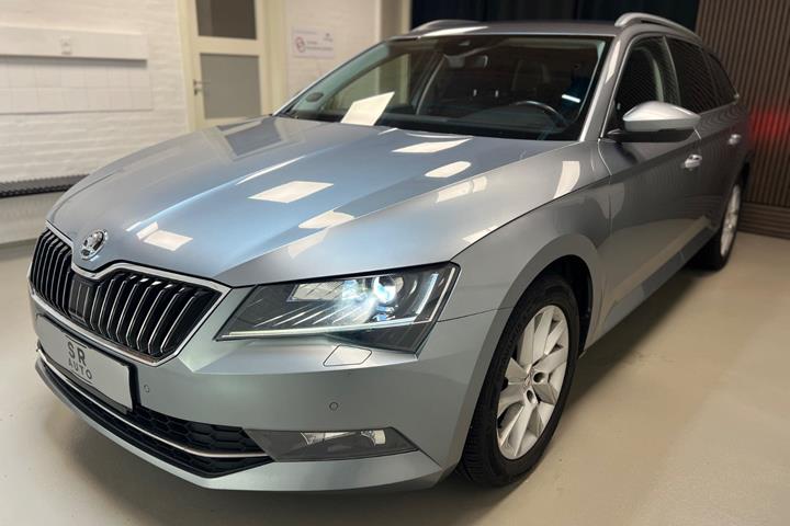 Grå Skoda Superb fra 2016 set udefra