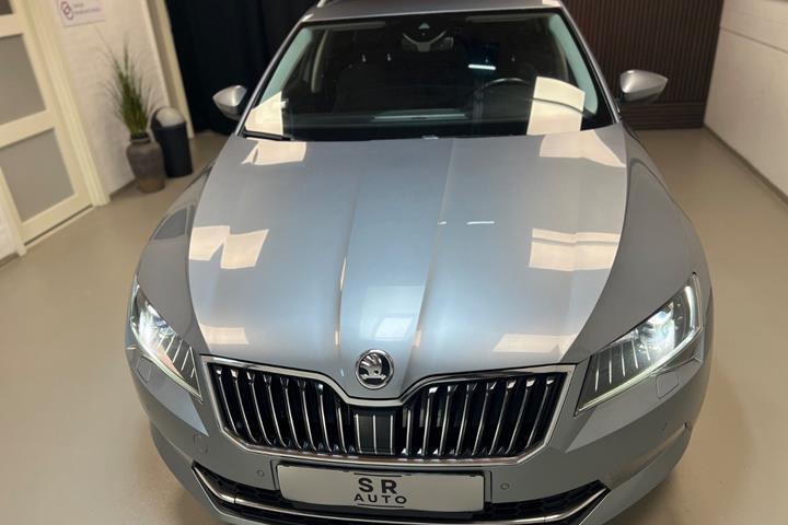 Grå Skoda Superb fra 2016
