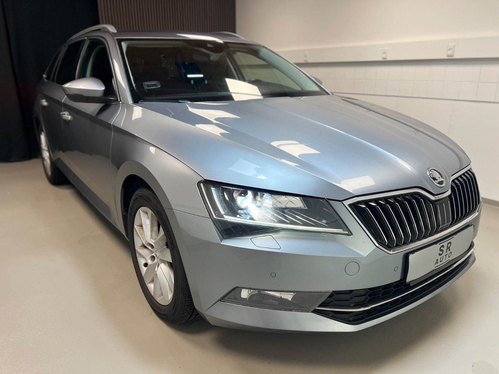 Grå Skoda Superb fra 2016