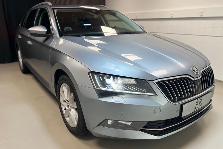 Grå Skoda Superb fra 2016
