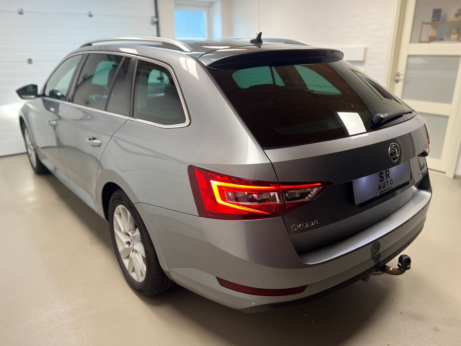 Grå Skoda Superb fra 2016