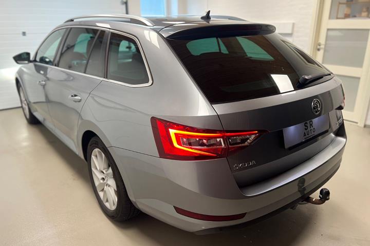 Grå Skoda Superb fra 2016