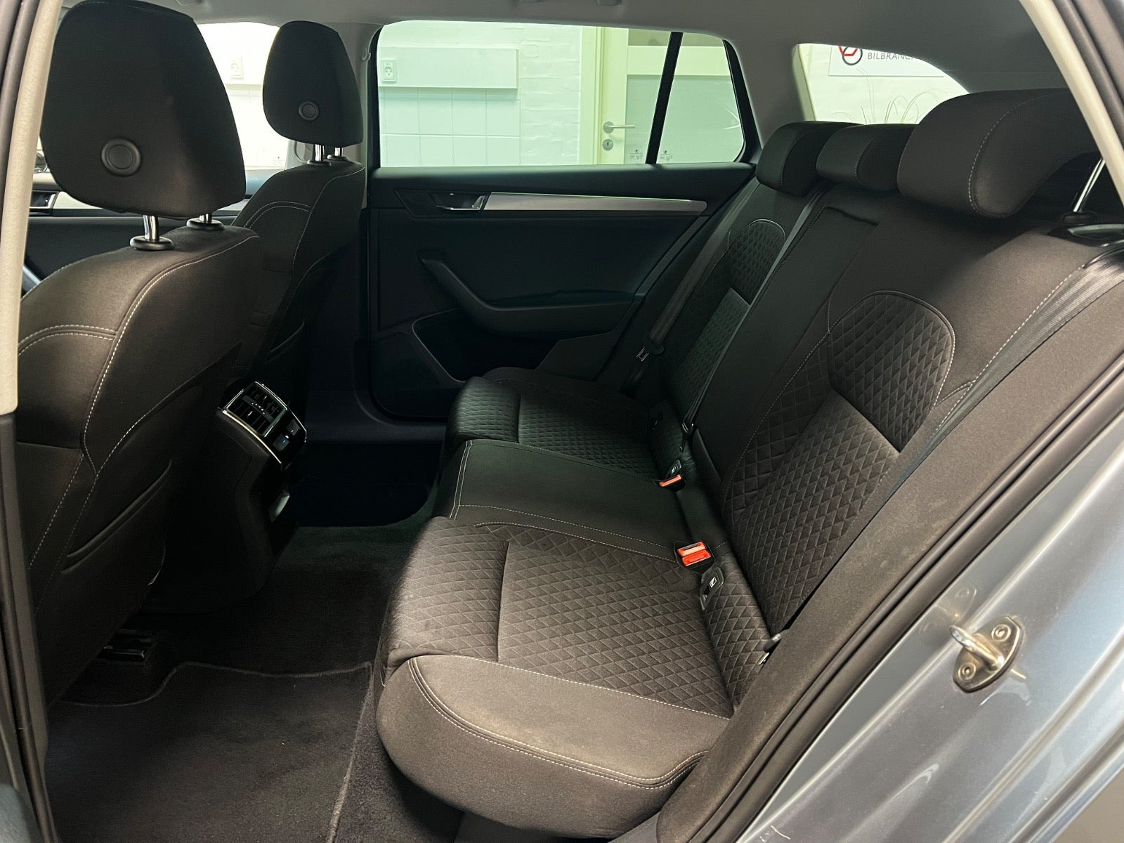 Grå Skoda Superb fra 2016