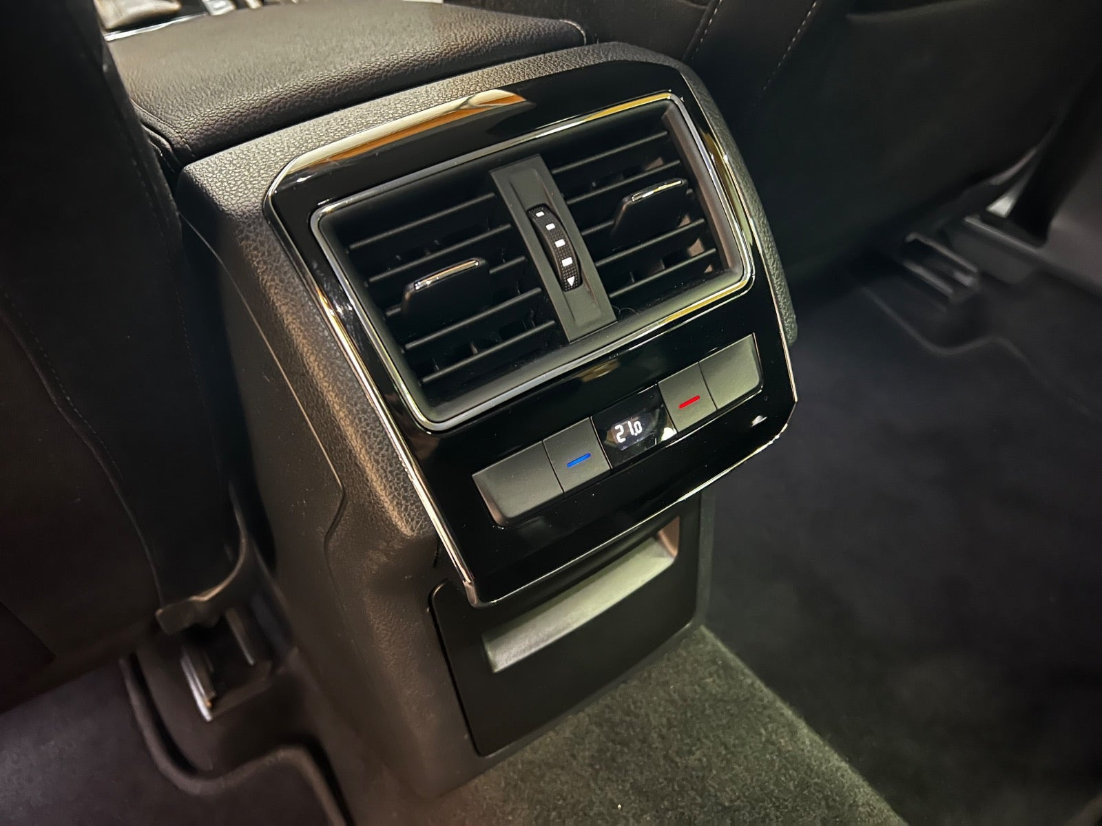 Grå Skoda Superb fra 2016