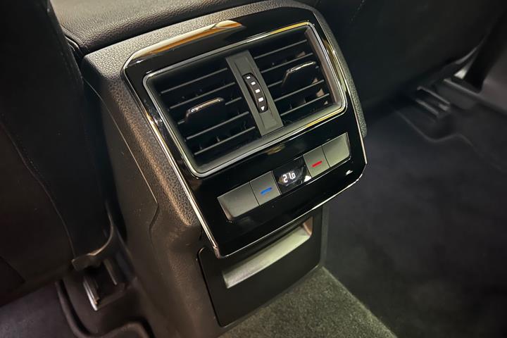 Grå Skoda Superb fra 2016