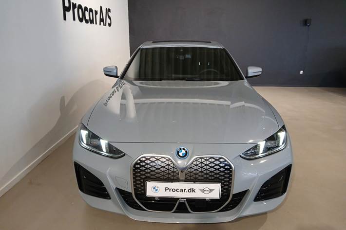 Grå BMW i4 fra 2025