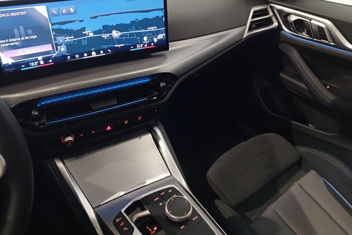 Grå BMW i4 fra 2025