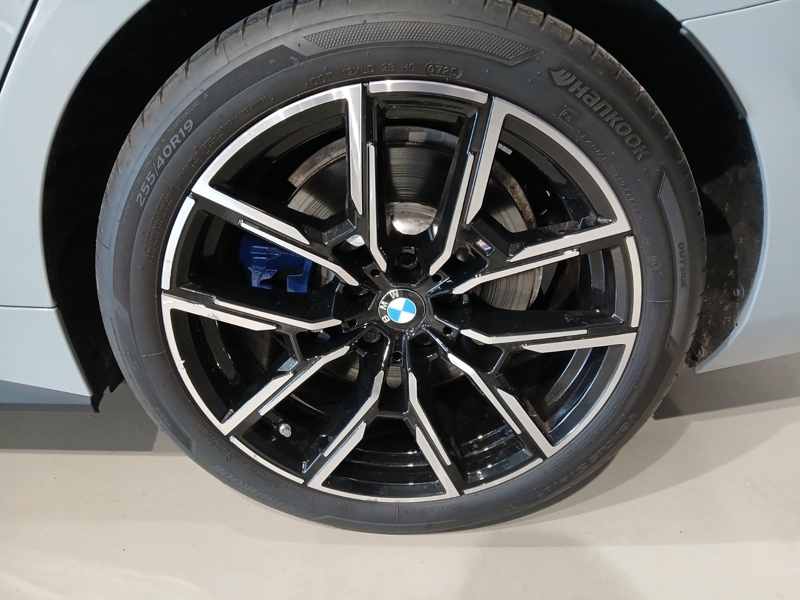Grå BMW i4 fra 2025